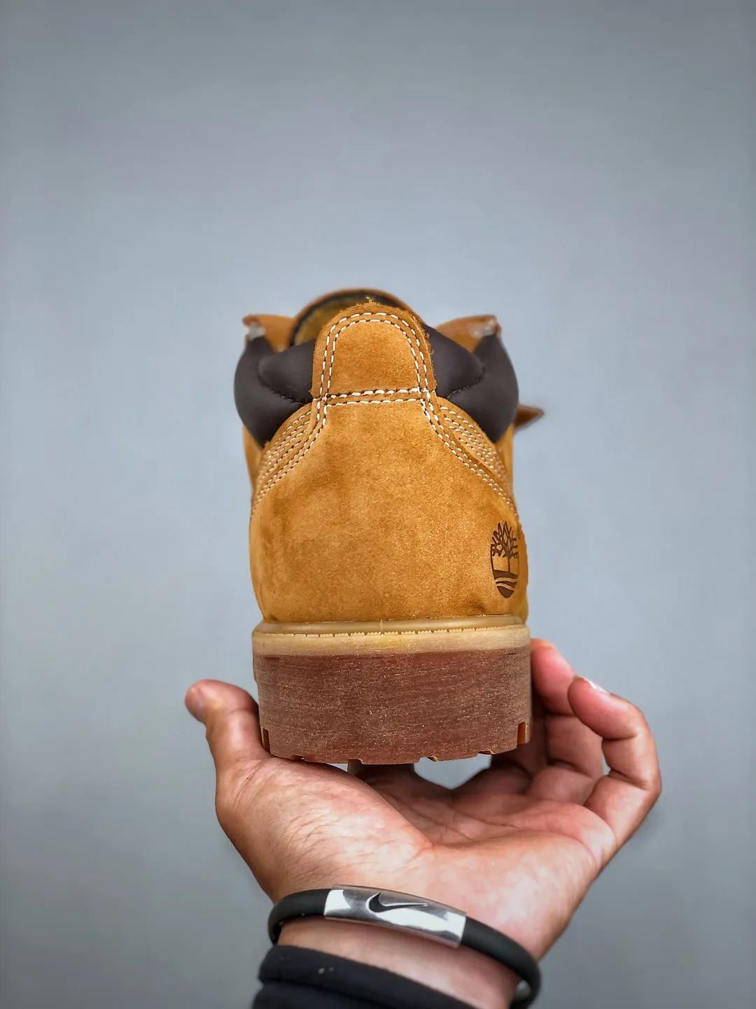 Local pick-up 💰560 supports store release and returns in season. The world's leading outdoor brand Timberland/Timberland Men's Classic Oxford Waterproof Boots men's low-top waterproof desert workwear casual Martin low boots Size: Men/39.5 40 41 42 43 44 (leather shoe size: one size larger than sports shoes!) Original hardware molded shoelace buckle New upgrade of top-notch craftsmanship Original factory in Zhongshan. Original imported waterproof leather. Injection-molded outsole. Dynamic water-repellent when folded horizontally. Original uniform full frosted leather collar. Full cow lining. Brand new original packaging shoe box. Exclusive supply in the market.